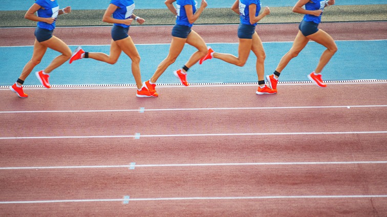 详解棒球规则中的“投手板接触”对假动作牵制的判罚